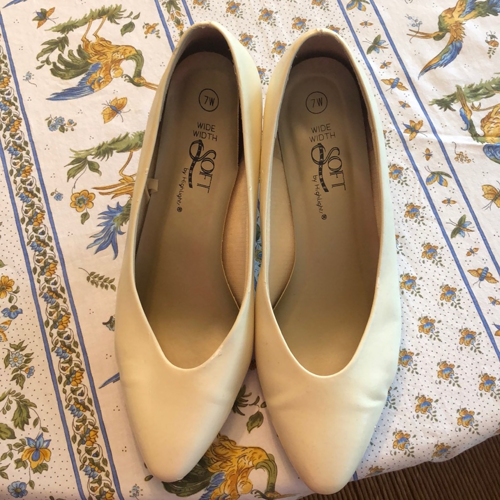 Comfortable heels in white
